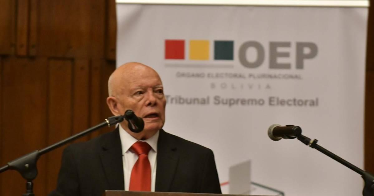 Persona hablando en un podio con el logo del Órgano Electoral Plurinacional de Bolivia en el fondo.