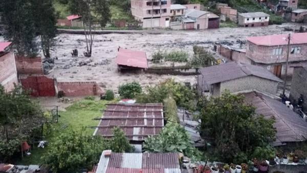 Vista panorámica de un área residencial afectada por una inundación.
