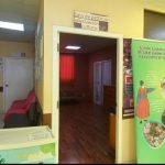 Pasillo de un centro de salud con una sala de parto culturalmente adecuada.
