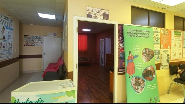 Pasillo de un centro de salud con una sala de parto culturalmente adecuada.