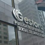 Fachada de un edificio con un letrero que dice 'Gestora Pública de la Seguridad Social de Largo Plazo'.