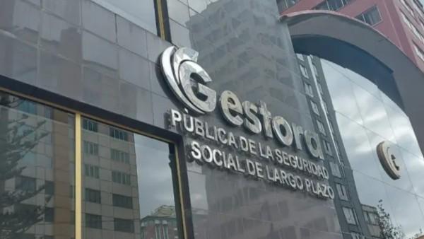 Fachada de un edificio con un letrero que dice 'Gestora Pública de la Seguridad Social de Largo Plazo'.
