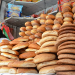 Panadería con variedad de panes apilados.