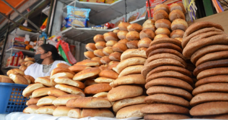 Panadería con variedad de panes apilados.