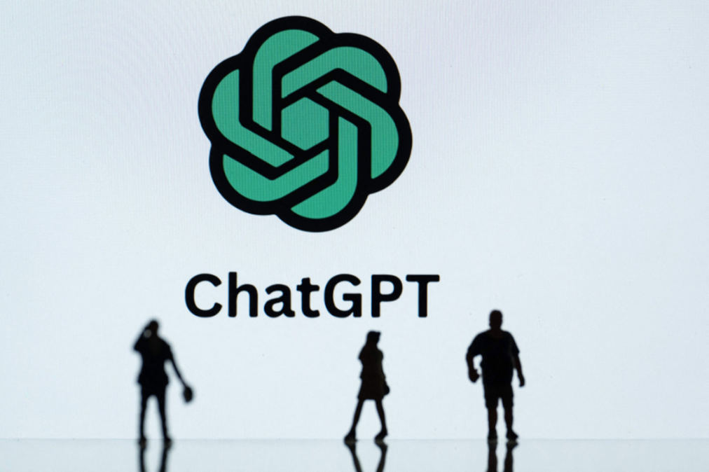 Un logotipo verde acompañado del texto 'ChatGPT' con siluetas de personas caminando.