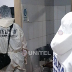 Personas con trajes de protección en un entorno cerrado.