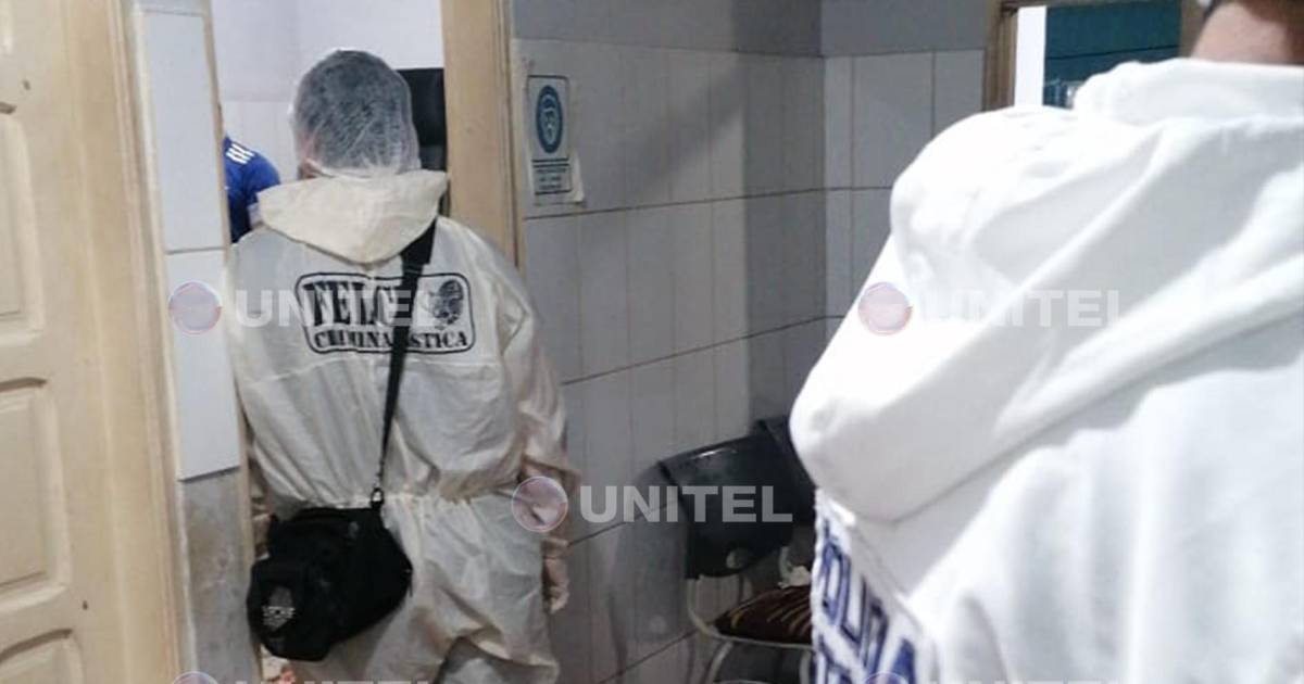Personas con trajes de protección en un entorno cerrado.