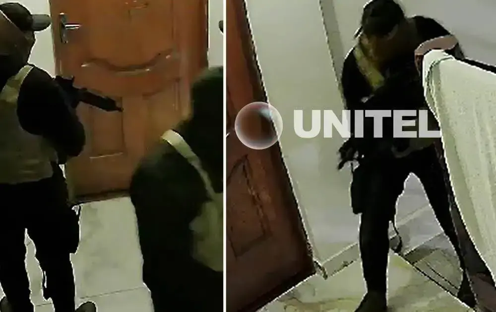 Personas con chaleco portando objetos largos, de pie junto a una puerta en interior.