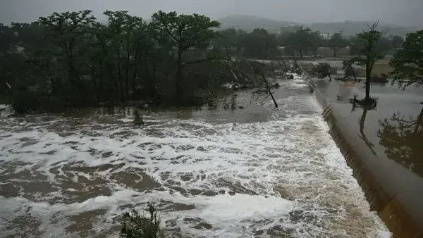 Inundaciones en Texas dejan 80 muertos; Trump visitará la zona