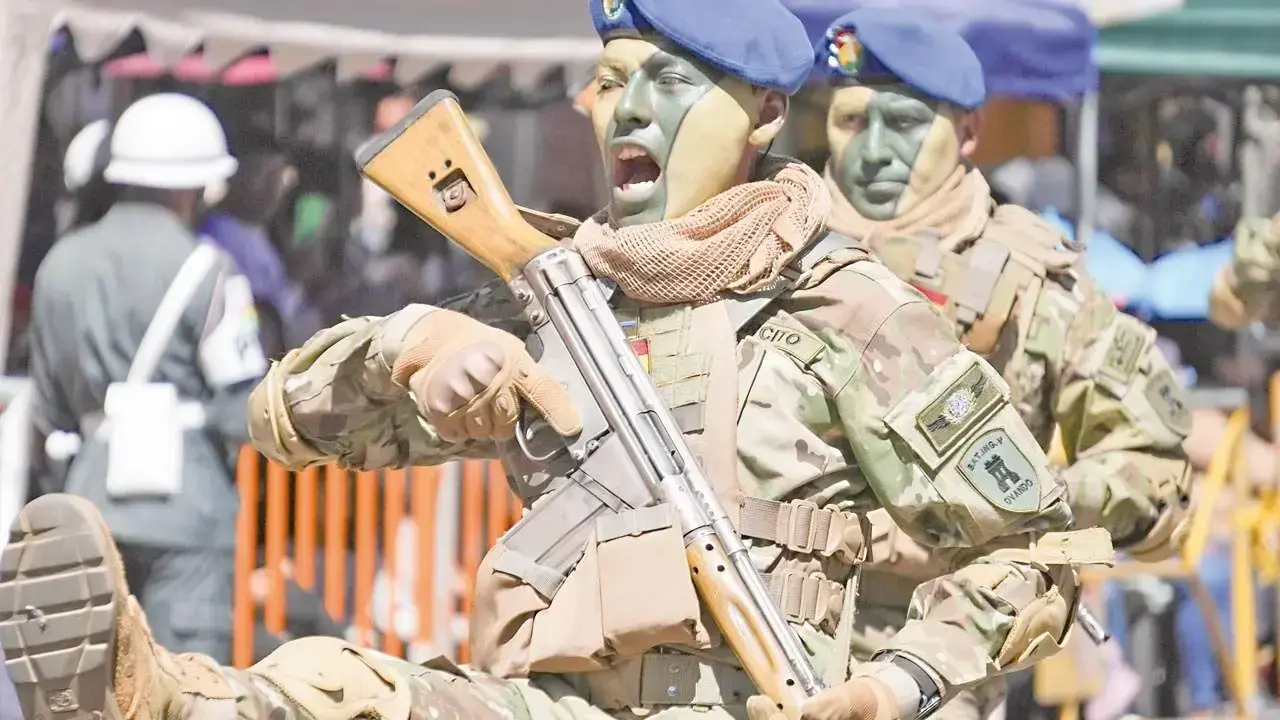 Efectivos de las Fuerzas Armadas durante la Parada Militar en la ciudad de Sucre. APG / ERBOL