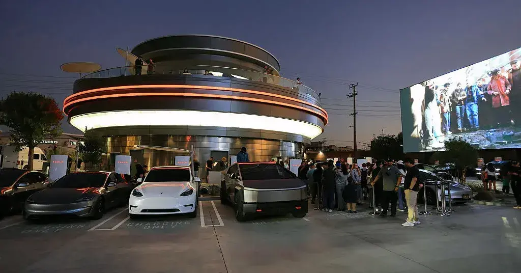 Vista aérea del Tesla Diner y Supercharger en Los Ángeles Getty Images / WIRED