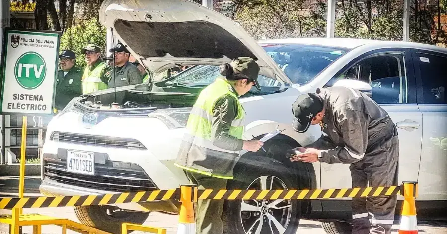 Un técnico de la Policía muestra el proceso de la Inspección Técnica Vehicular. Información de autor no disponible / Unitel Digital