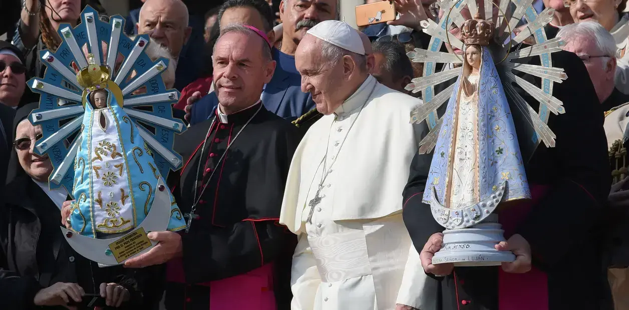 El papa Francisco bendice imágenes de la Virgen de Luján en una audiencia general en 2019 Víctor Sokolowicz / Clarín