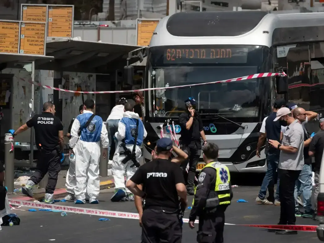 Policías trabajan en la parada de autobús donde Hamas atacó con un tiroteo, en Jerusalén Xinhua / Clarín