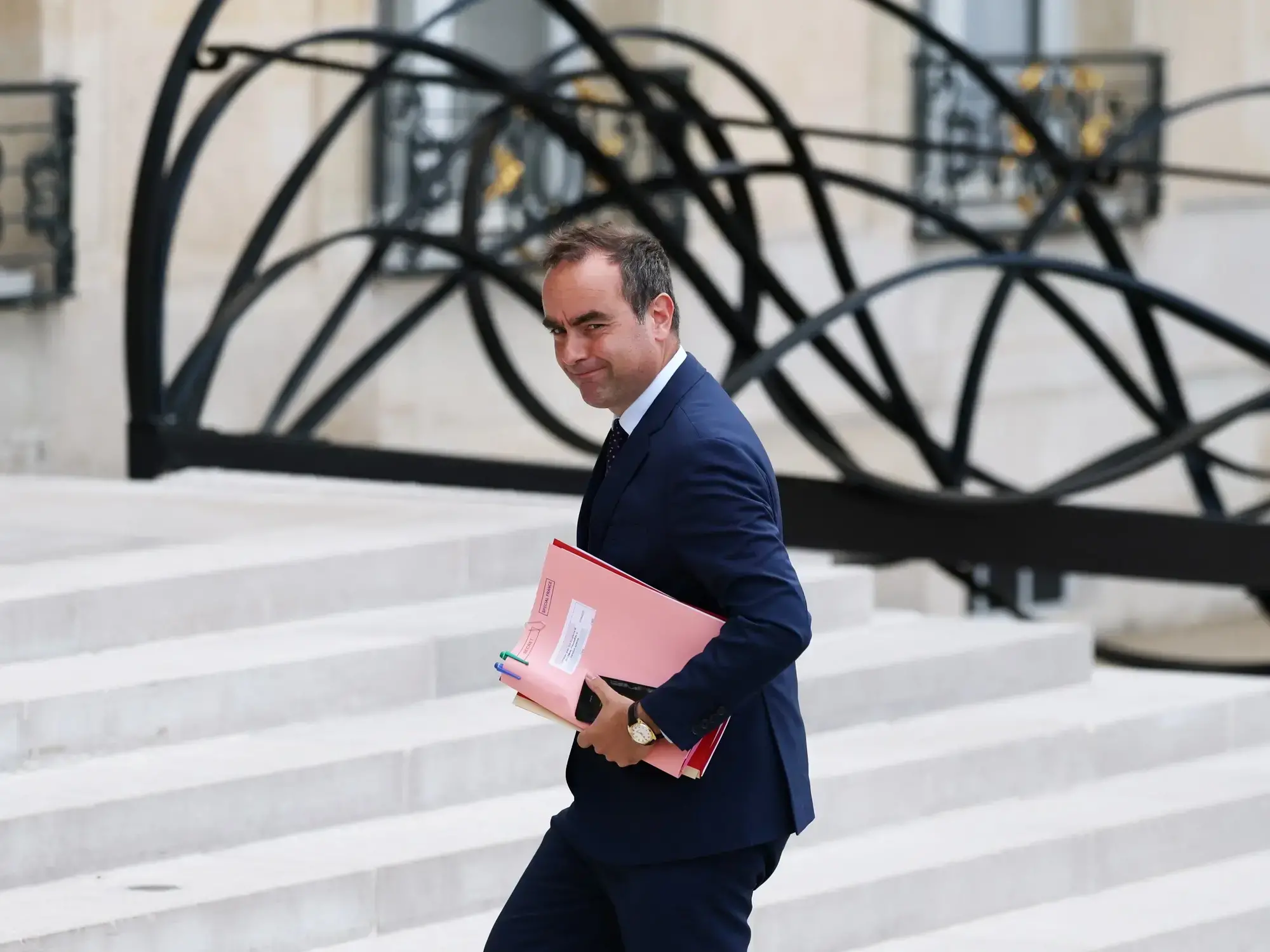 El ministro francés de las Fuerzas Armadas, Sébastien Lecornu, llega a una reunión con el presidente francés, Emmanuel Macron, en mayo pasado Información de autor no disponible / Clarín