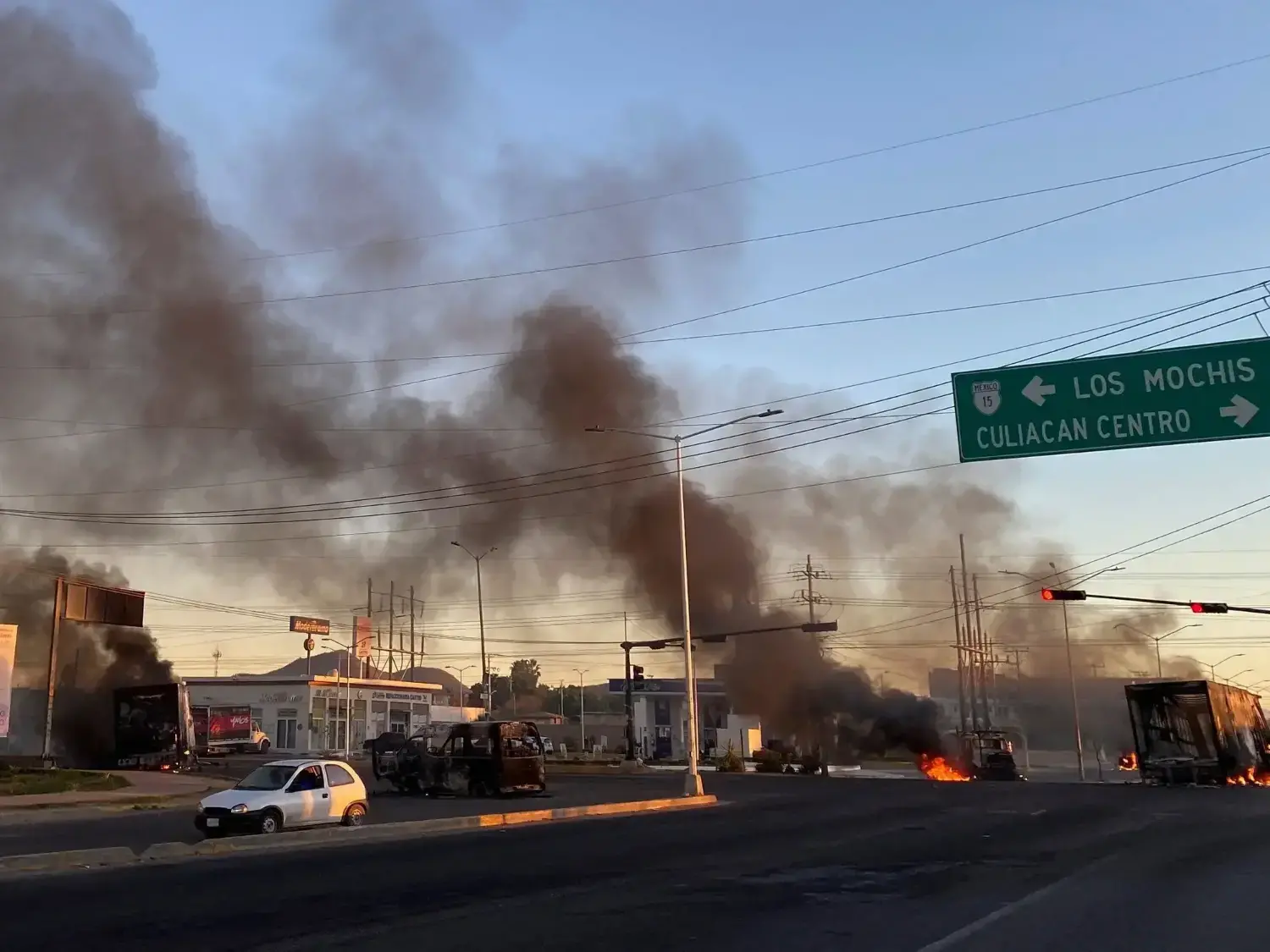 Vehículos incendiados durante operativo para detener a Ovidio Guzmán en Culiacán, Sinaloa Información de autor no disponible / AFP