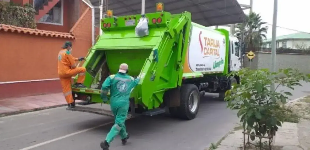 Camiones recolectores de basura en Tarija Información de autor no disponible / EL DEBER
