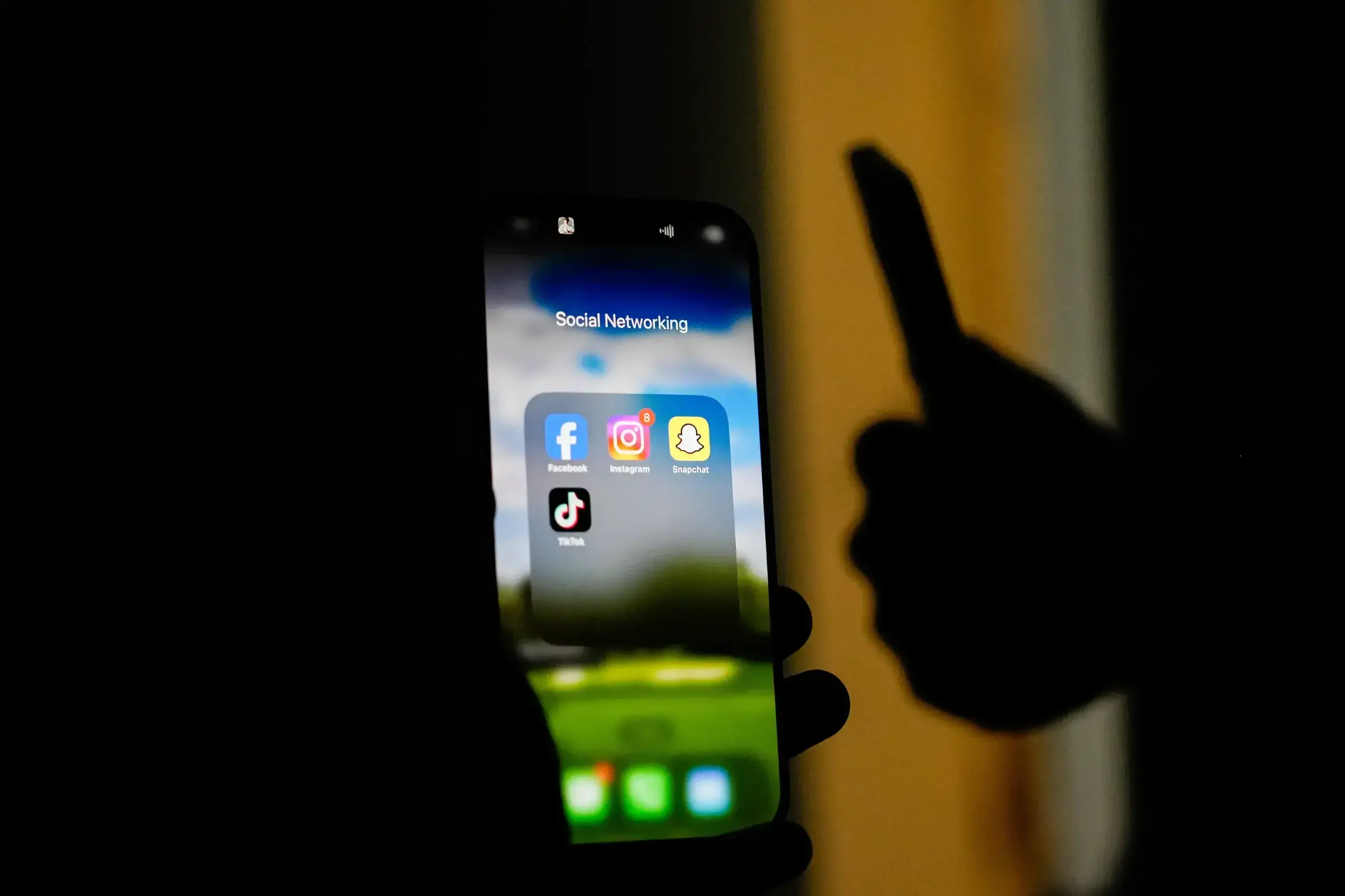 Instagram, TikTok y otras redes sociales podrían requerir advertencias sobre riesgos de salud mental en California Asanka Ratnayake / Politico