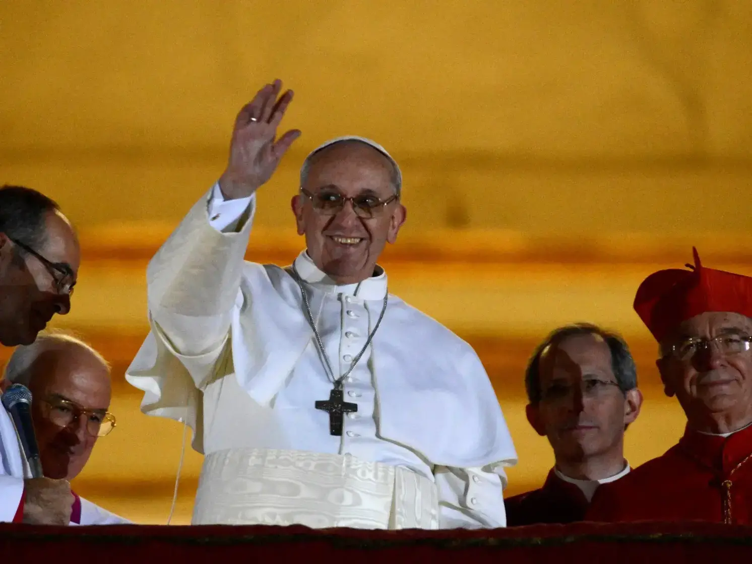 Una imagen del Papa Francisco, tras su muerte, en abril pasado, en una iglesia de Praga. / EFE / Clarín