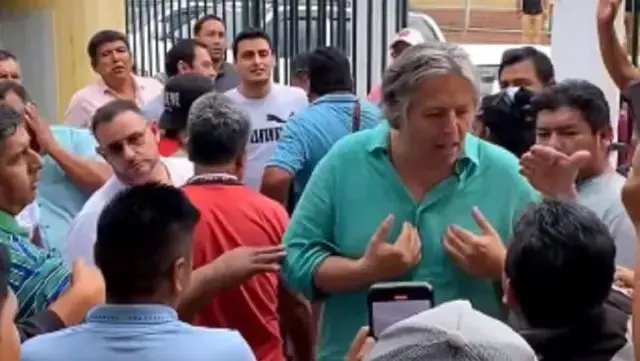Andrés Torres discute con transportistas en Santa Cruz. / Información de autor no disponible / Correo del Sur