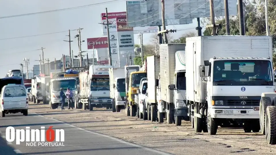 Choferes de vehículos de transporte pesado esperan como promedio tres días para cargar diésel. / NOÉ PORTUGAL / OXIGENO
