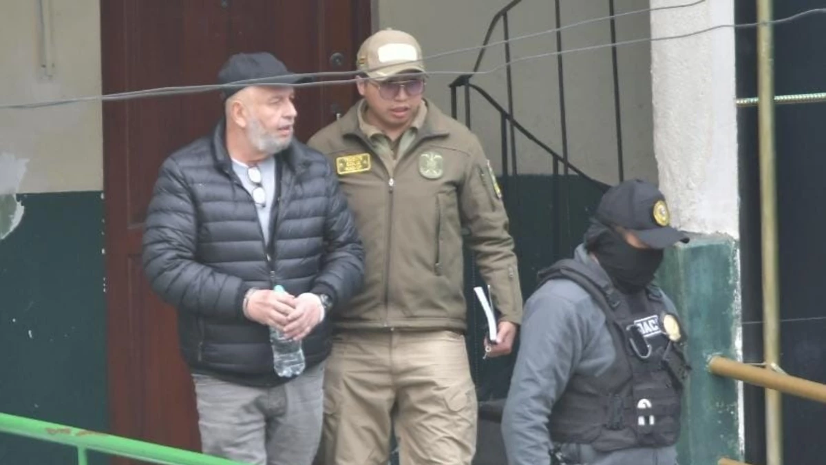 Murillo fue llevado enmanillado en un vehículo policial. Su defensa alega que es "inocente"