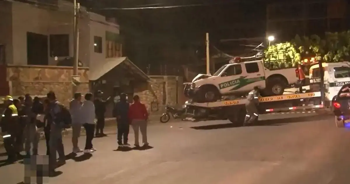 Una grúa remolca la patrulla policial involucrada en el accidente. / UNITEL / Unitel Digital