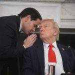 Secretario de Estado Marco Rubio susurra al presidente Donald Trump durante una mesa redonda en la Casa Blanca.