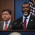 El gobernador de Illinois, JB Pritzker, y el alcalde de Chicago, Brandon Johnson, en una rueda de prensa en Chicago.
