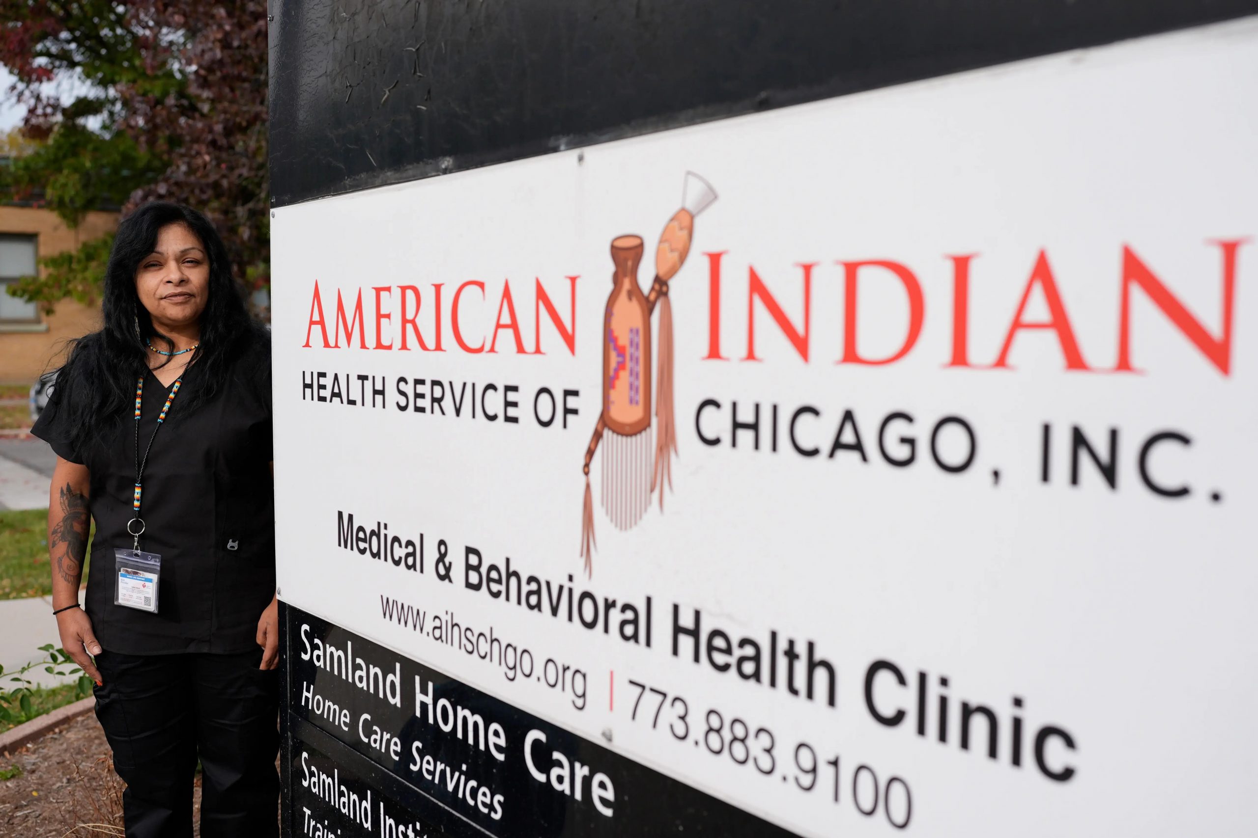 Sarina Dimaso, especialista en salud conductual con el Servicio de Salud Indio Americano de Chicago, posa para una foto en la