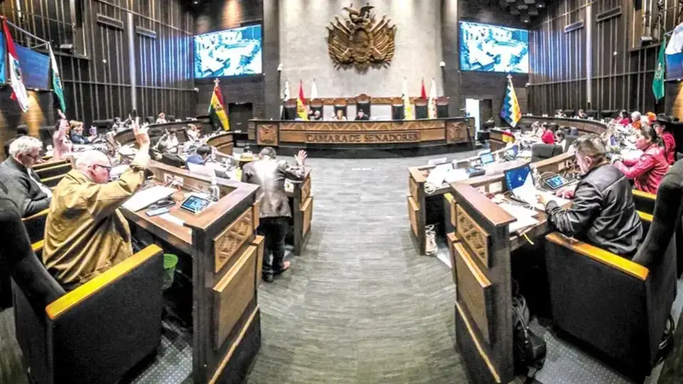 Senadores en plena sesión ordinaria