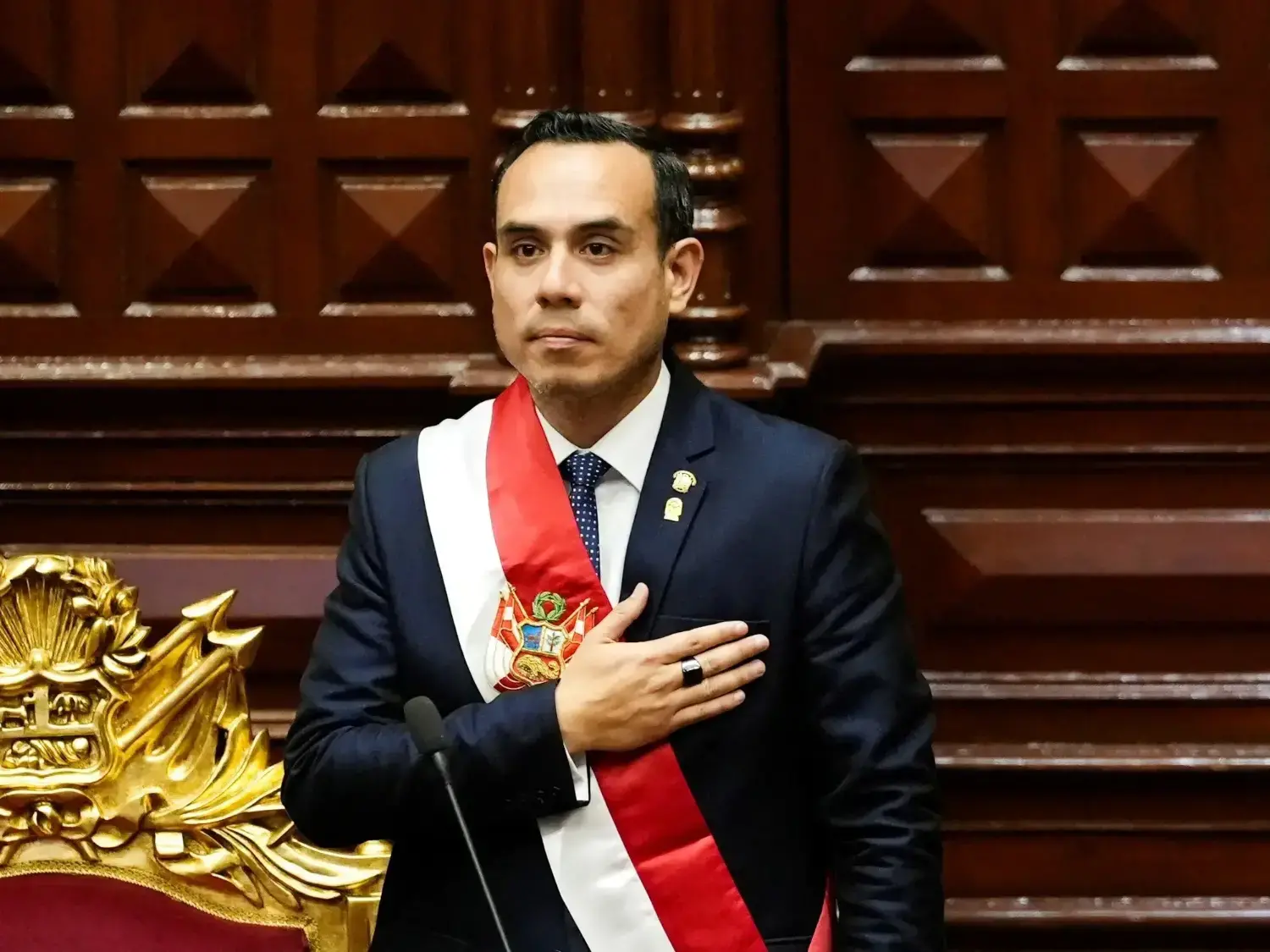 José Jerí recibe la banda presidencial
