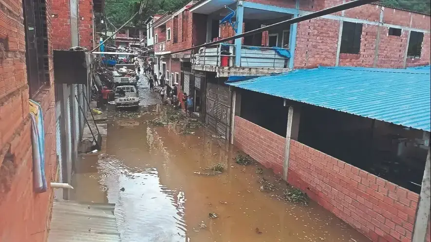 Calle del centro urbano de Tipuani anegada por las aguas