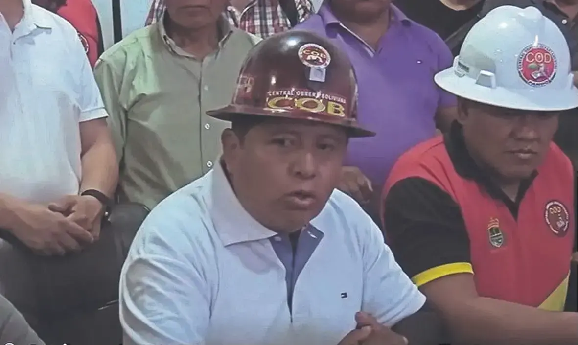 Huarachi habla con los periodistas al inicio del congreso cobista