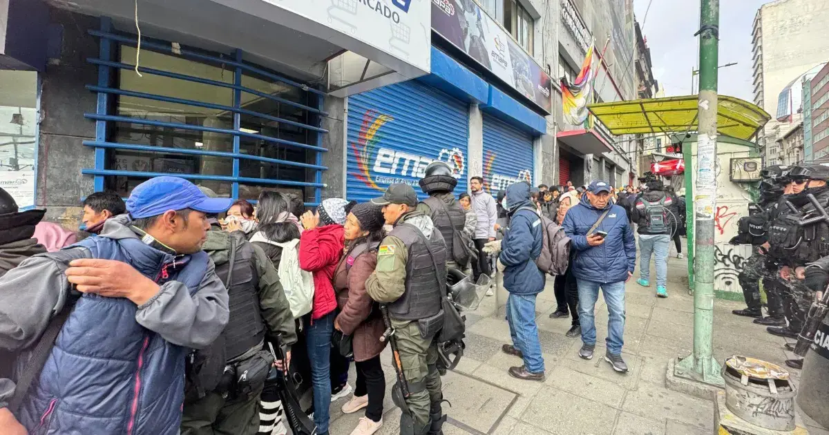Un grupo de personas forma filas en una agencia de Emapa