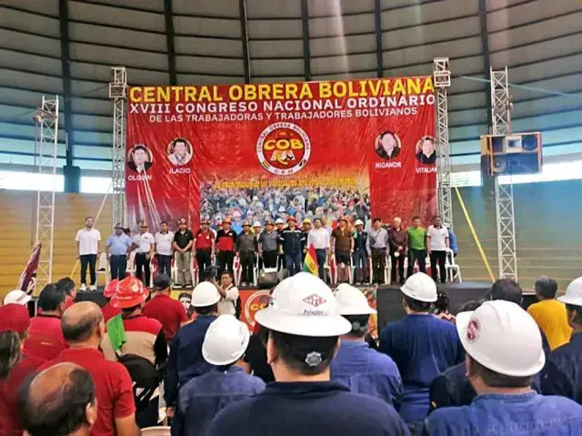 La testera en el Congreso de la COB; al centro, el saliente Juan Carlos Huarachi