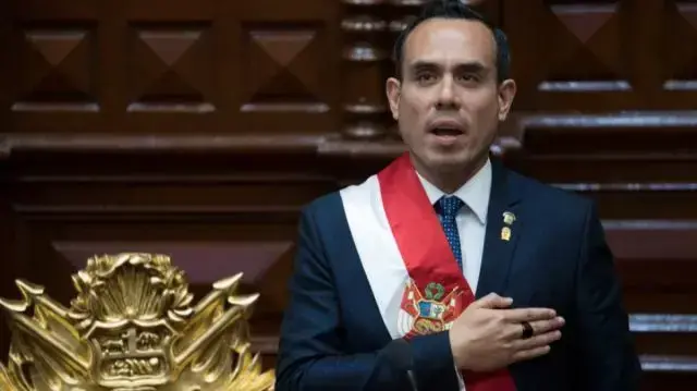 El presidente interino de Perú, José Jerí Oré, tras jurar su cargo ante el Pleno del Congreso.