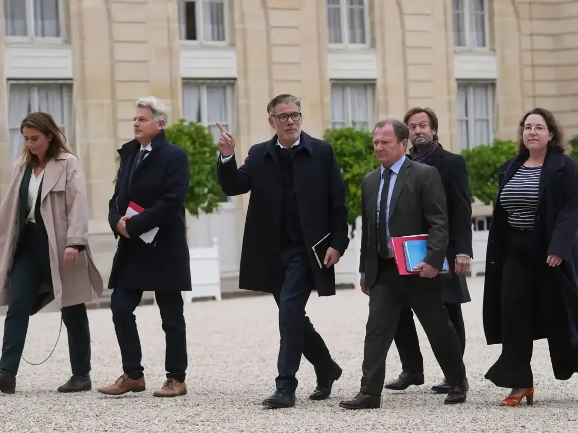 Líderes de partidos políticos franceses llegan al Elíseo para reunirse con Macron