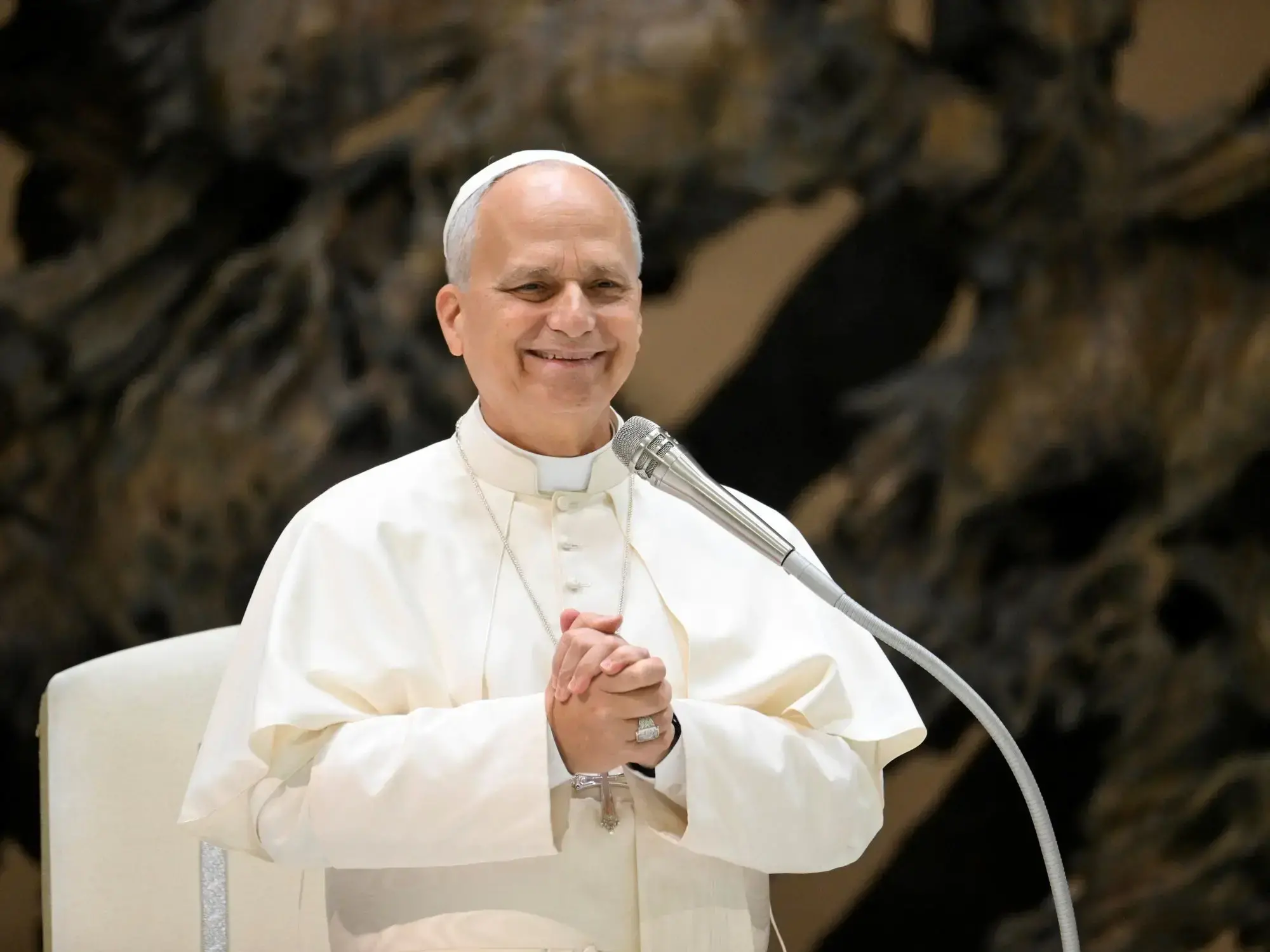 El papa León XIV en la Sala Pablo VI, en el Vaticano.