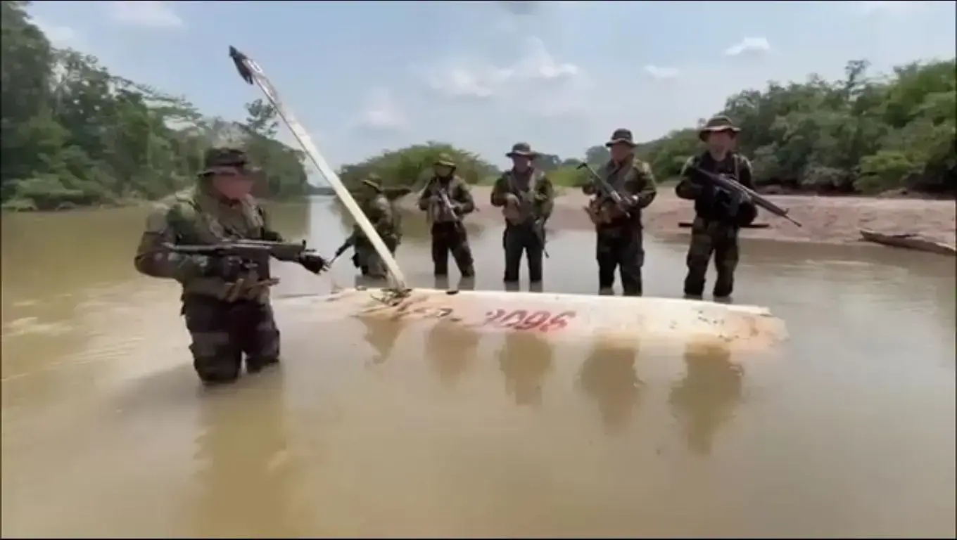 Agentes hallaron la narcoavioneta en un río peruano