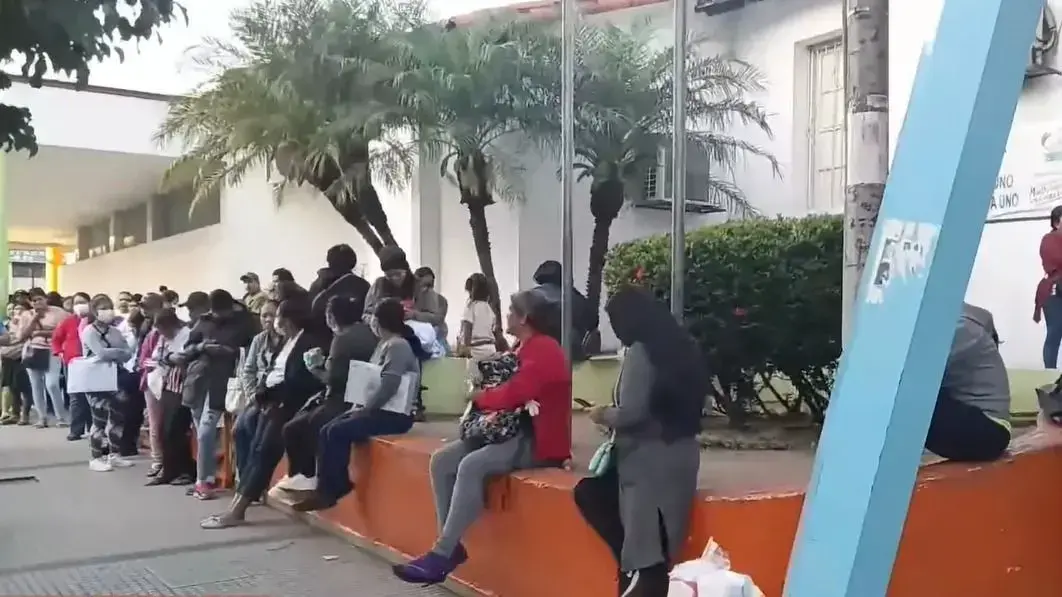 Filas para sacar ficha en el Hospital de Niños