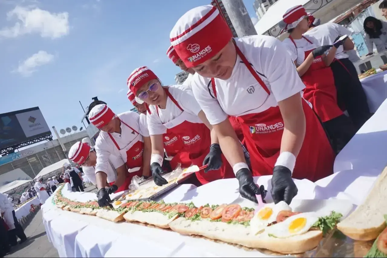 Bolivia celebra el Día del Huevo con un sándwich récord de 103 metros