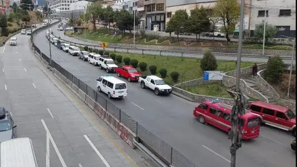 Filas por combustible que llegan hasta la autopista La Paz - El Alto.