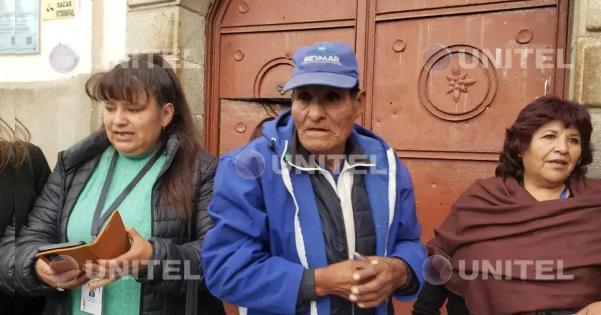 Agustín Choque Limachi sale del penal de San Pedro tras ser absuelto.