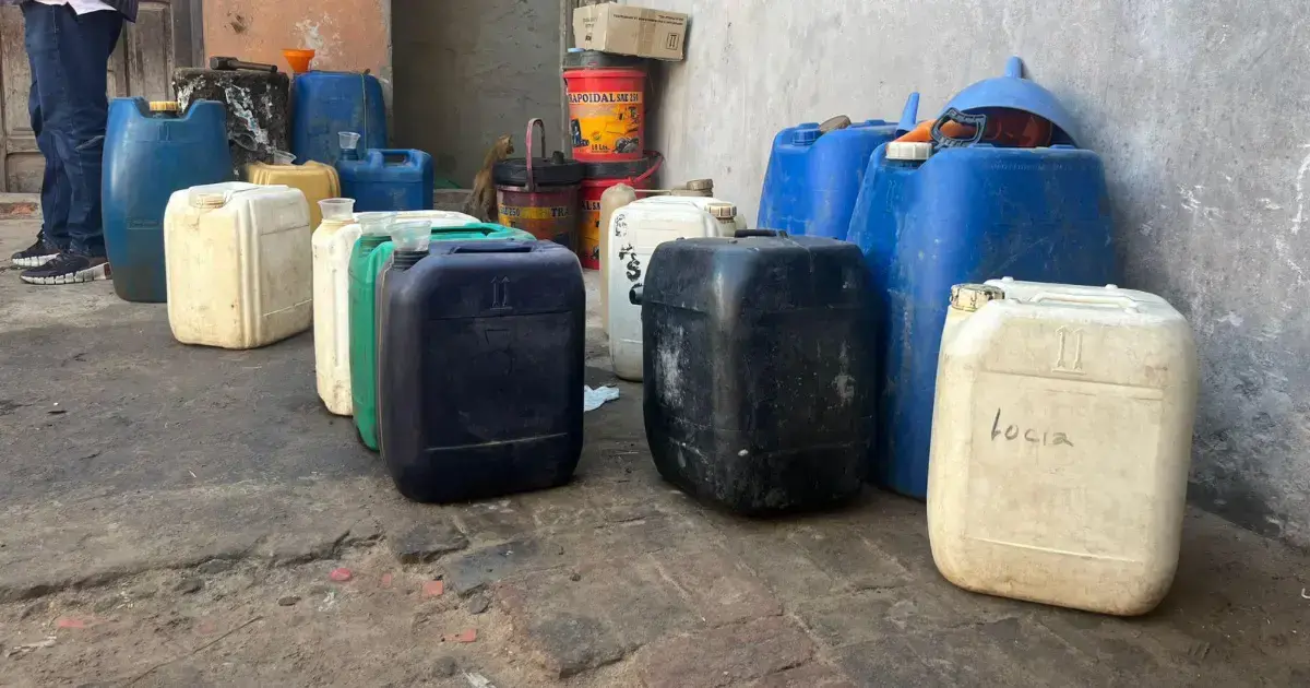 En la vivienda se encontraron varios bidones con combustible.