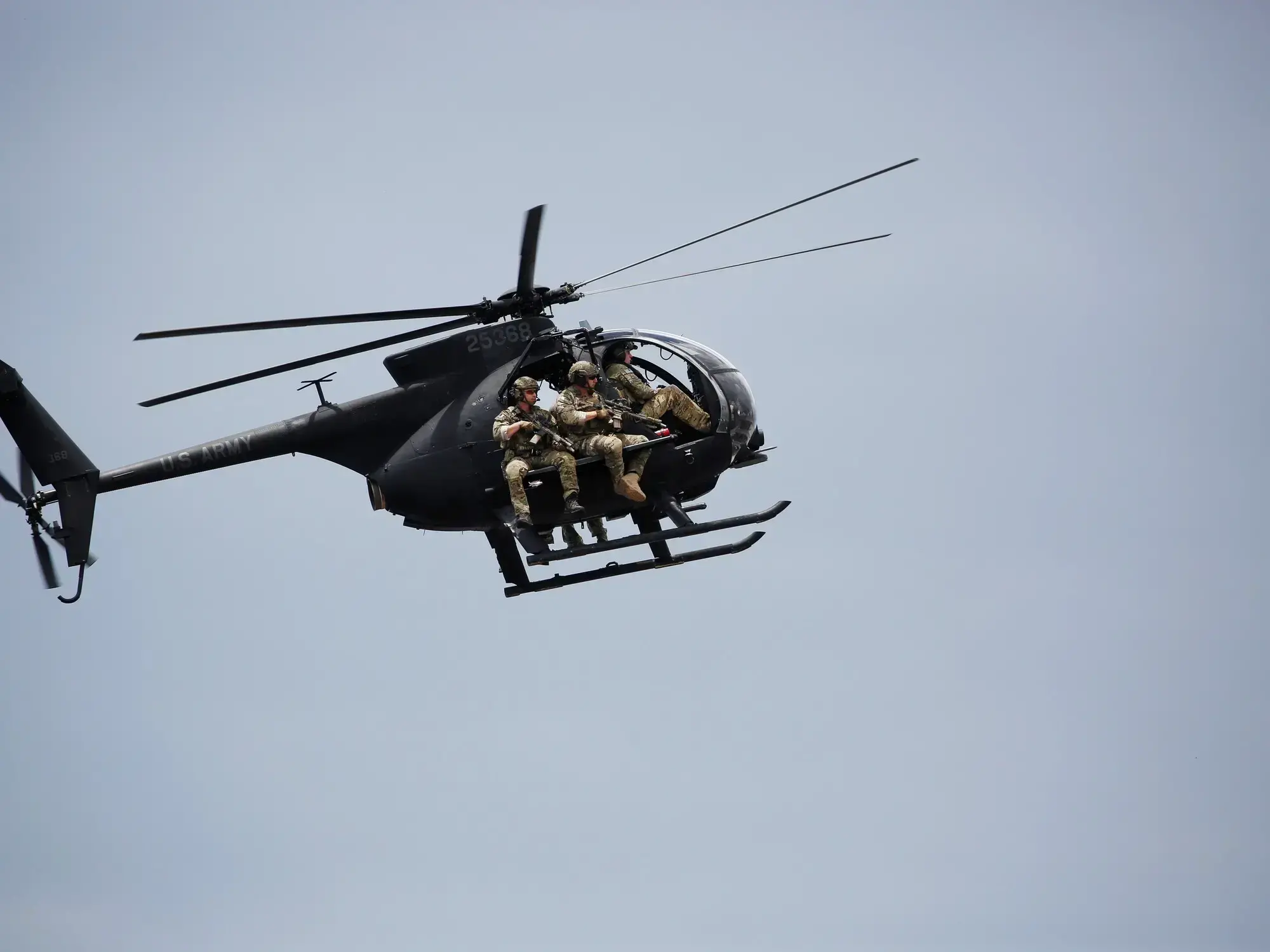 Un helicóptero MH-6 Little Bird, pilotado por miembros del 160.º Regimiento de Aviación de Operaciones Especiales del Ejércit