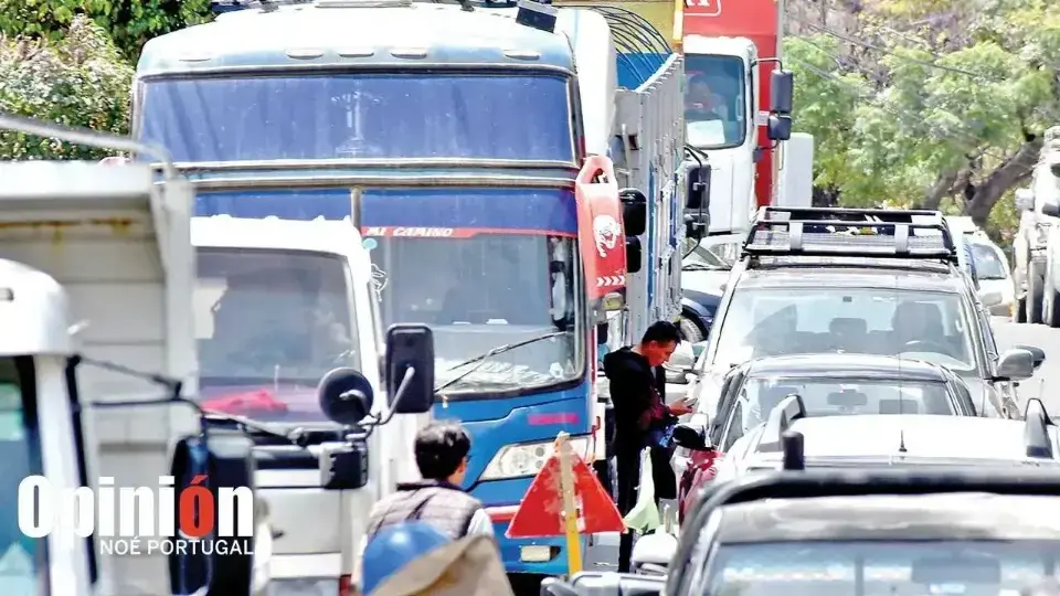 Los choferes de los buses deben permanecer por días en las filas de los surtidores.