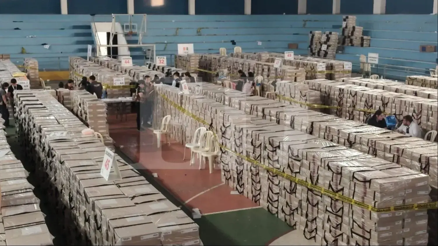 Militares cargan maletas electorales para su distribución