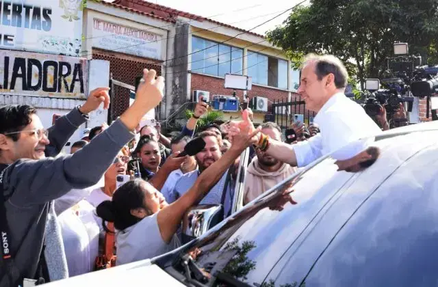 Tuto Quiroga en un recinto electoral de Santa Cruz.