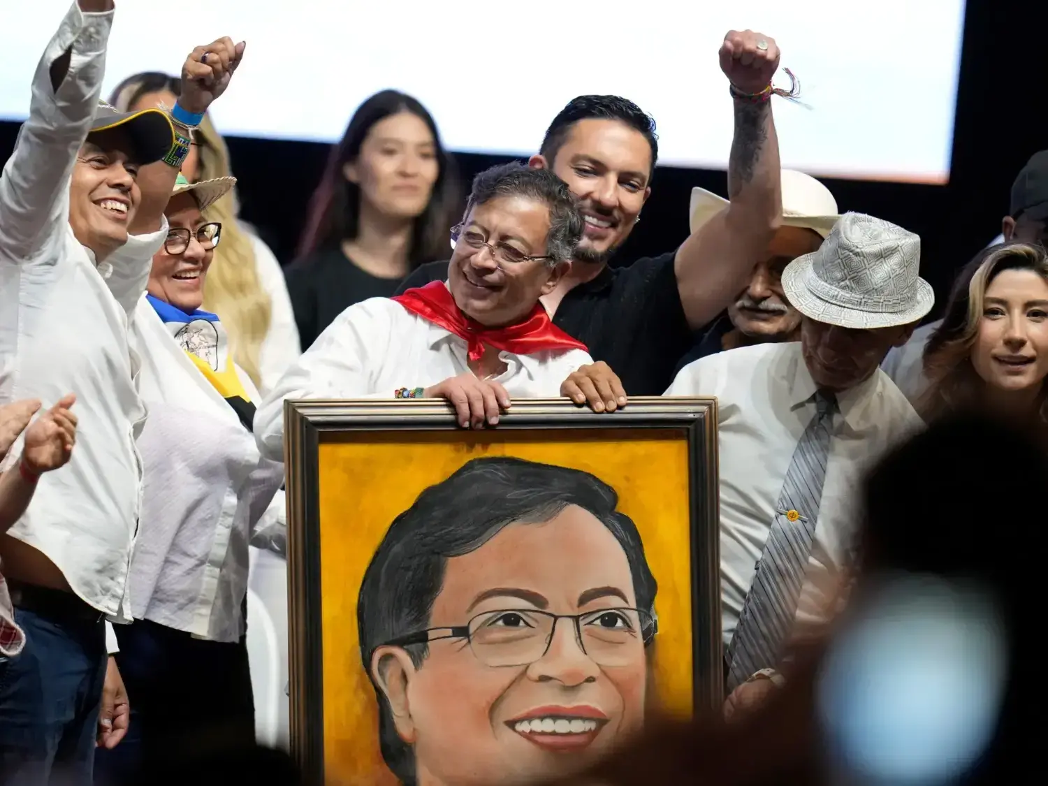 El presidente colombiano Gustavo Petro sostiene un retrato que le regaló un simpatizante durante un mitin en Ibagué, Colombia